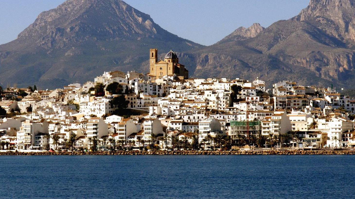 Vista de Altea desde el mar con la iglesia de cúpula azul