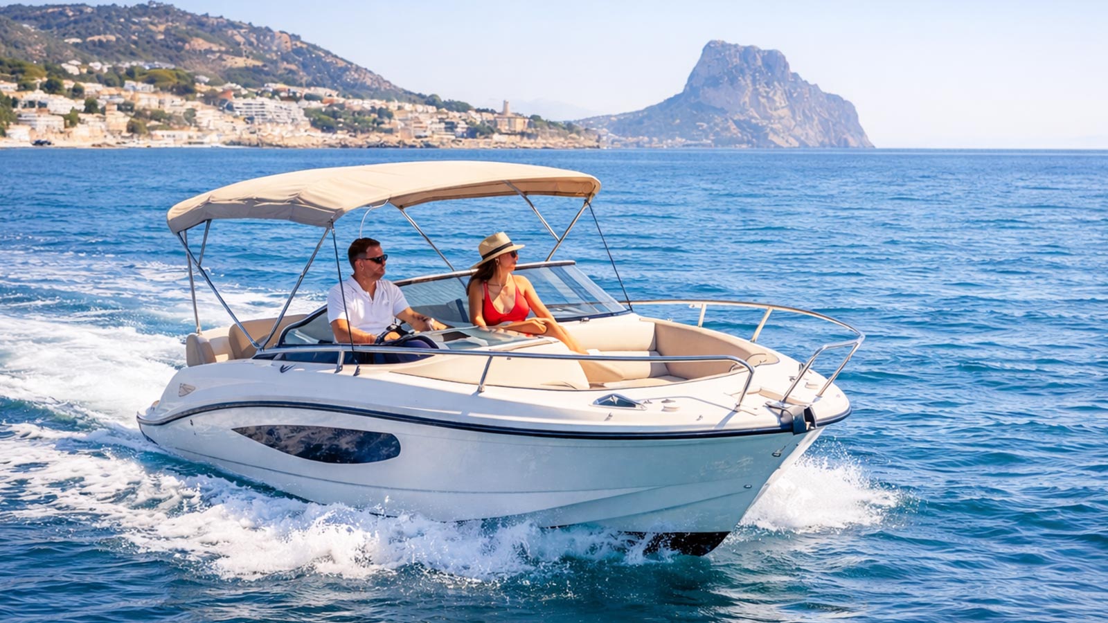 Pareja y grupo pequeño disfrutando de una salida en barco en Altea
